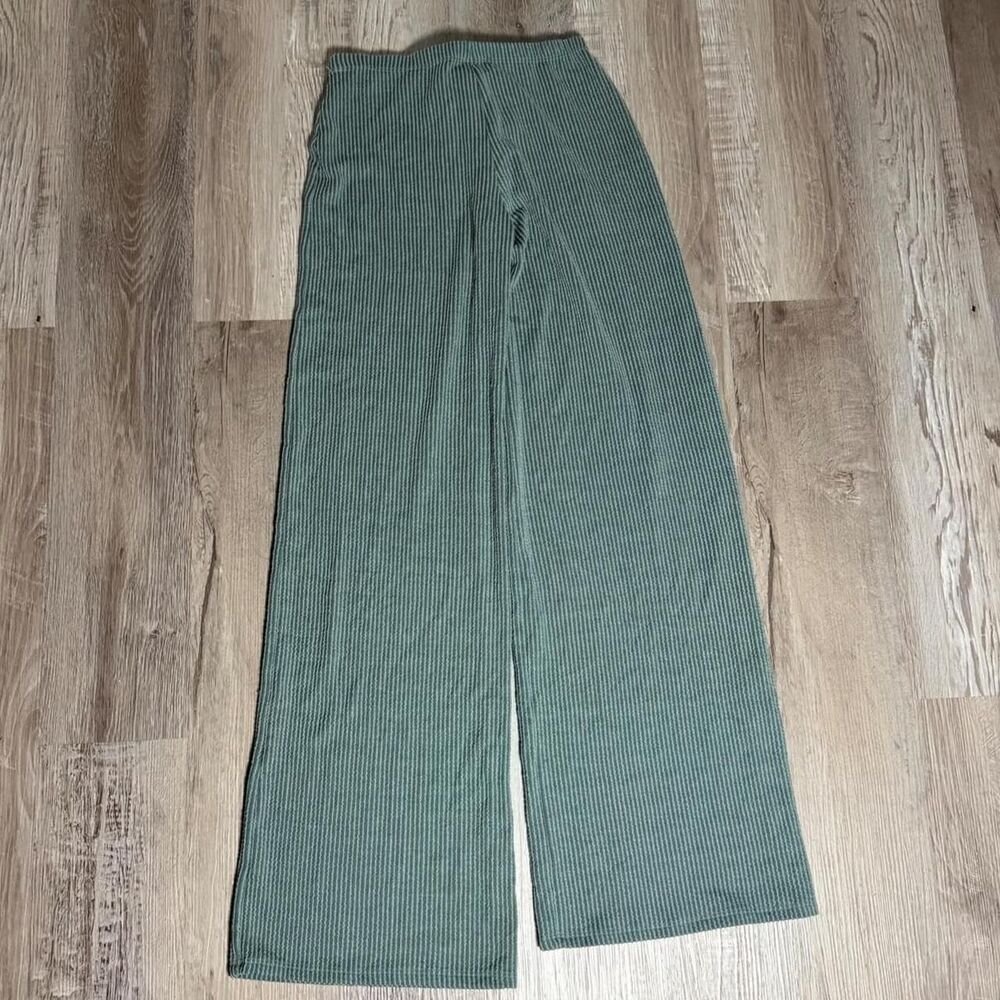 Fashion-nova Women's Green and Khaki Trousers - Picture 4 of 5